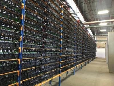 Bitcoin mining facility with hosted machines optimizing energy use